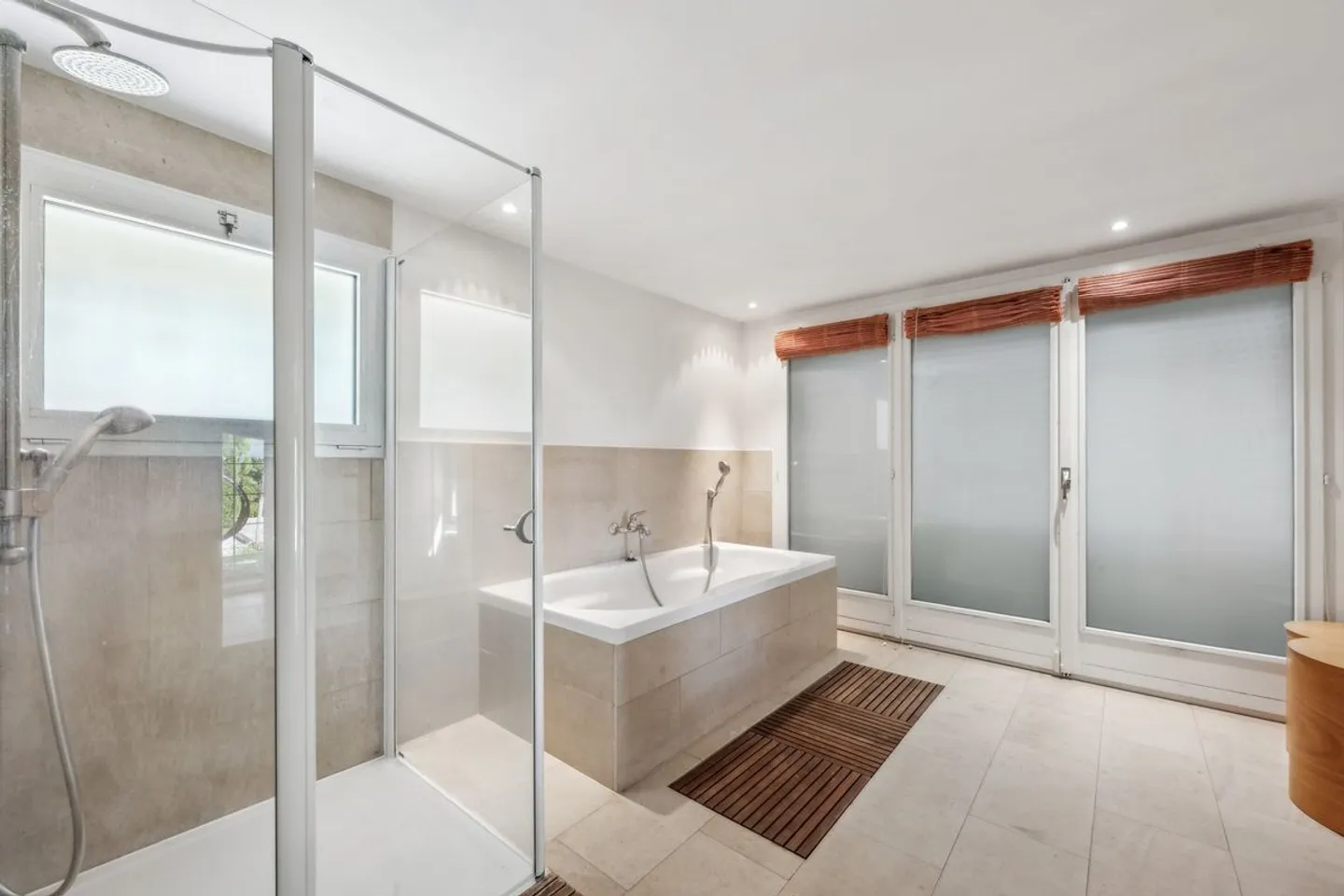 Single-storey villa with pool, jacuzzi and lake view - Photo 6 of 10