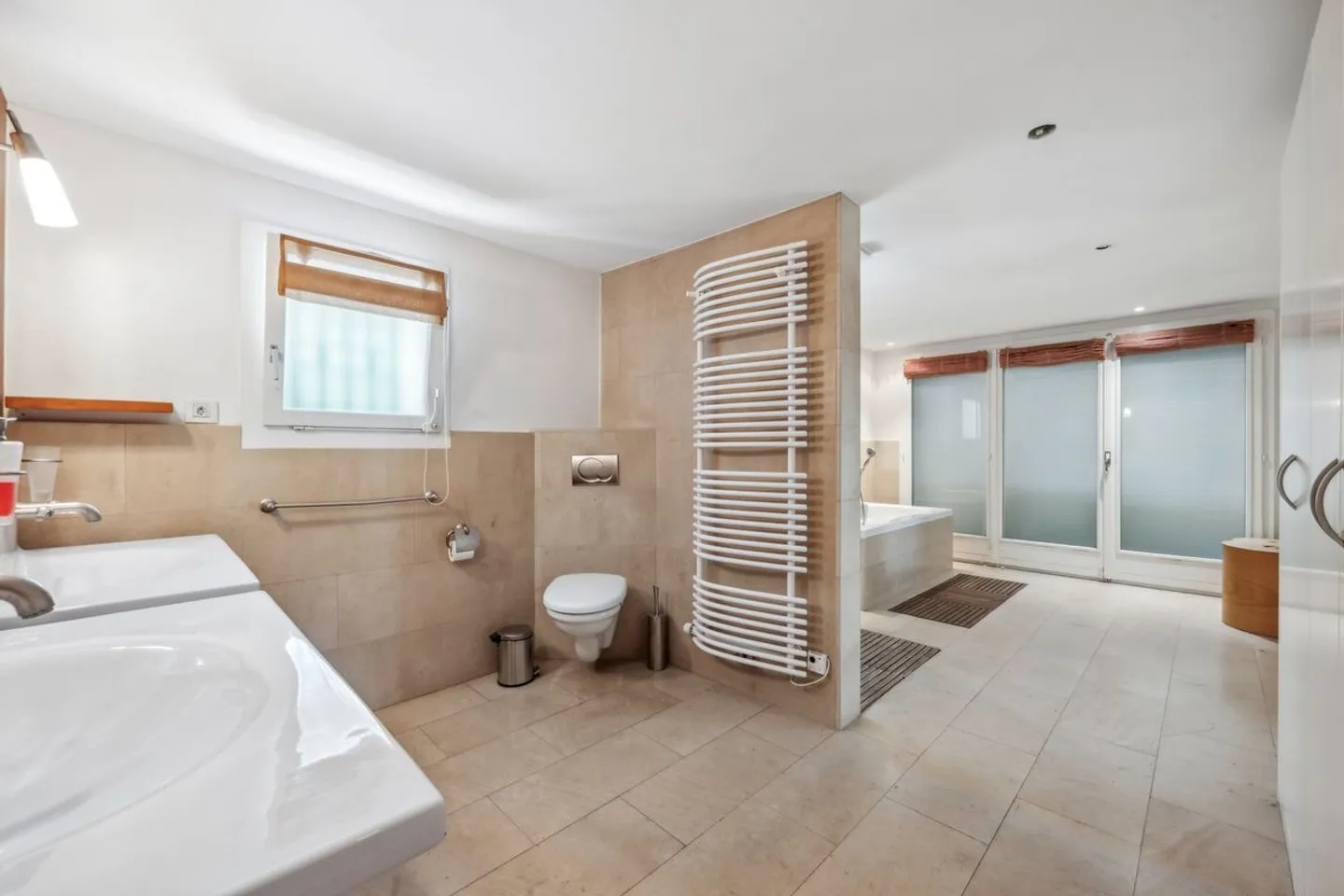 Single-storey villa with pool, jacuzzi and lake view - Photo 5 of 10