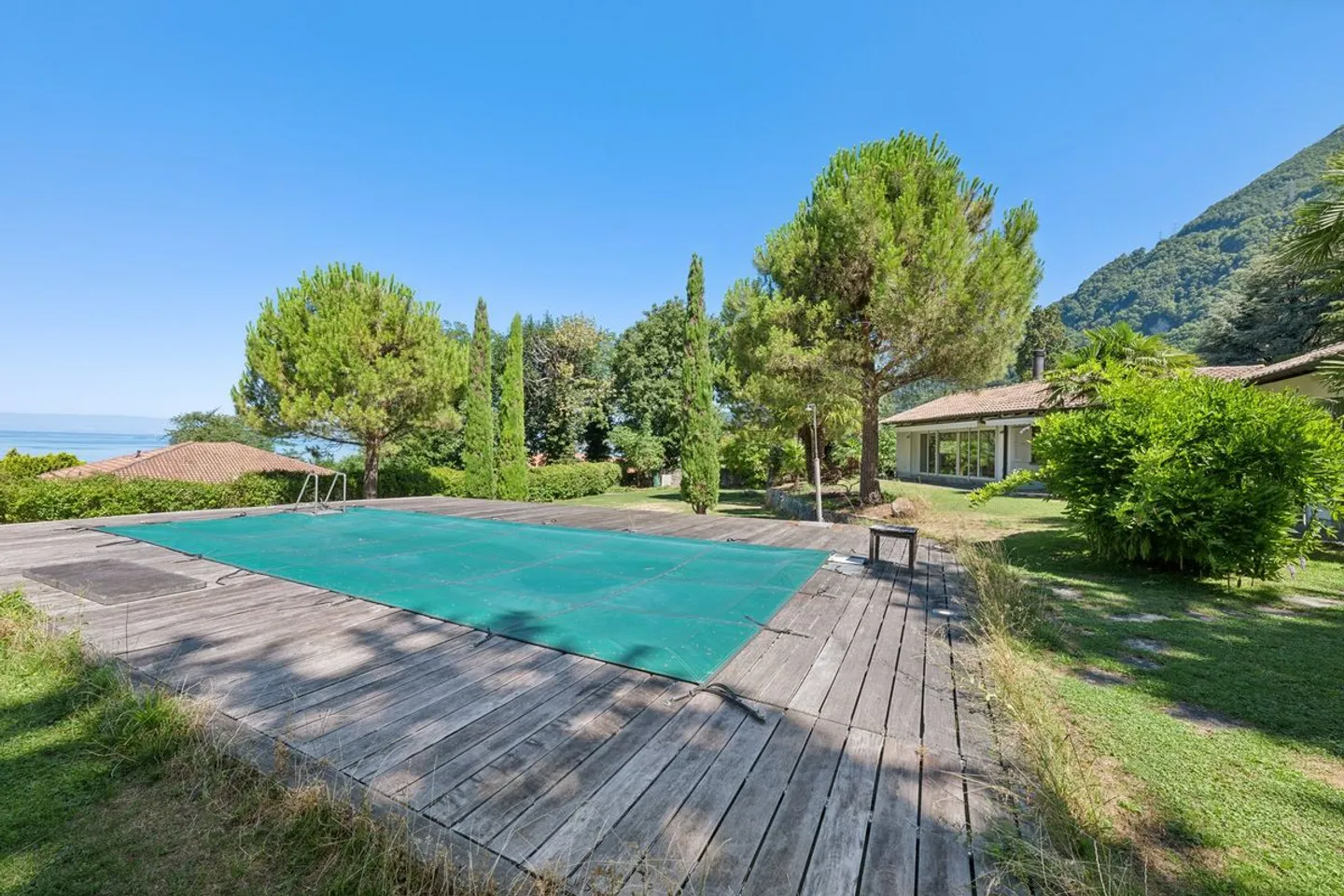 Single-storey villa with pool, jacuzzi and lake view - Photo 7 of 10