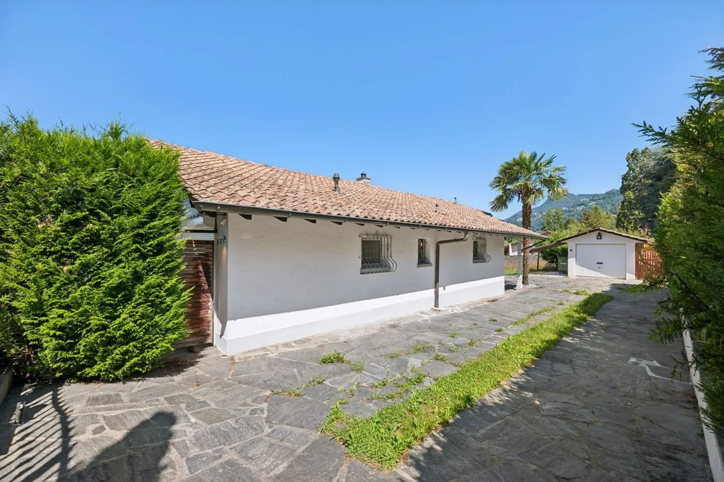 Single-storey villa with pool, jacuzzi and lake view - Photo 10 of 10