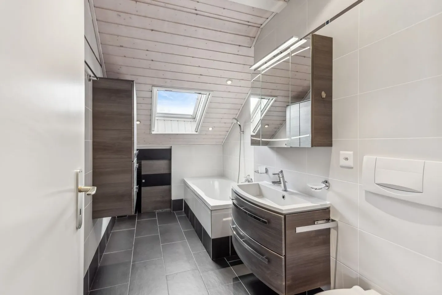 Superbe attique traversant de 110 m² à Penthaz - Photo 8 sur 10