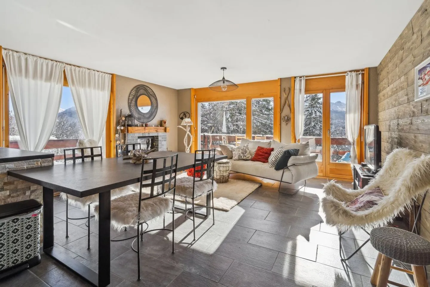 Bright furnished apartment with panoramic view in Crans-Montana - Photo 3 of 10