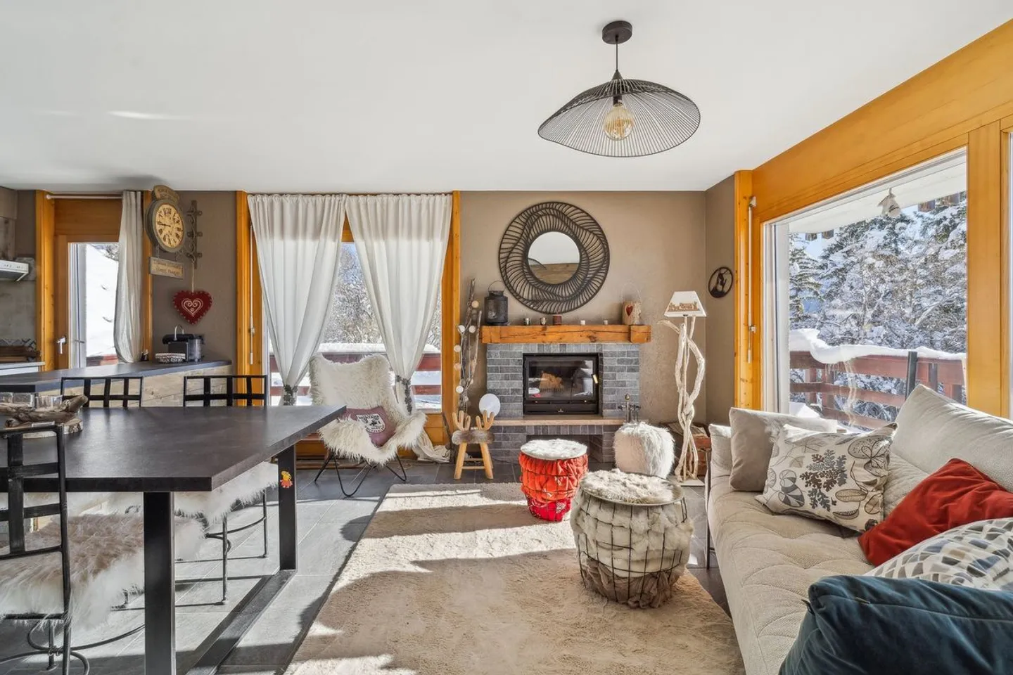 Bright furnished apartment with panoramic view in Crans-Montana - Photo 2 of 10