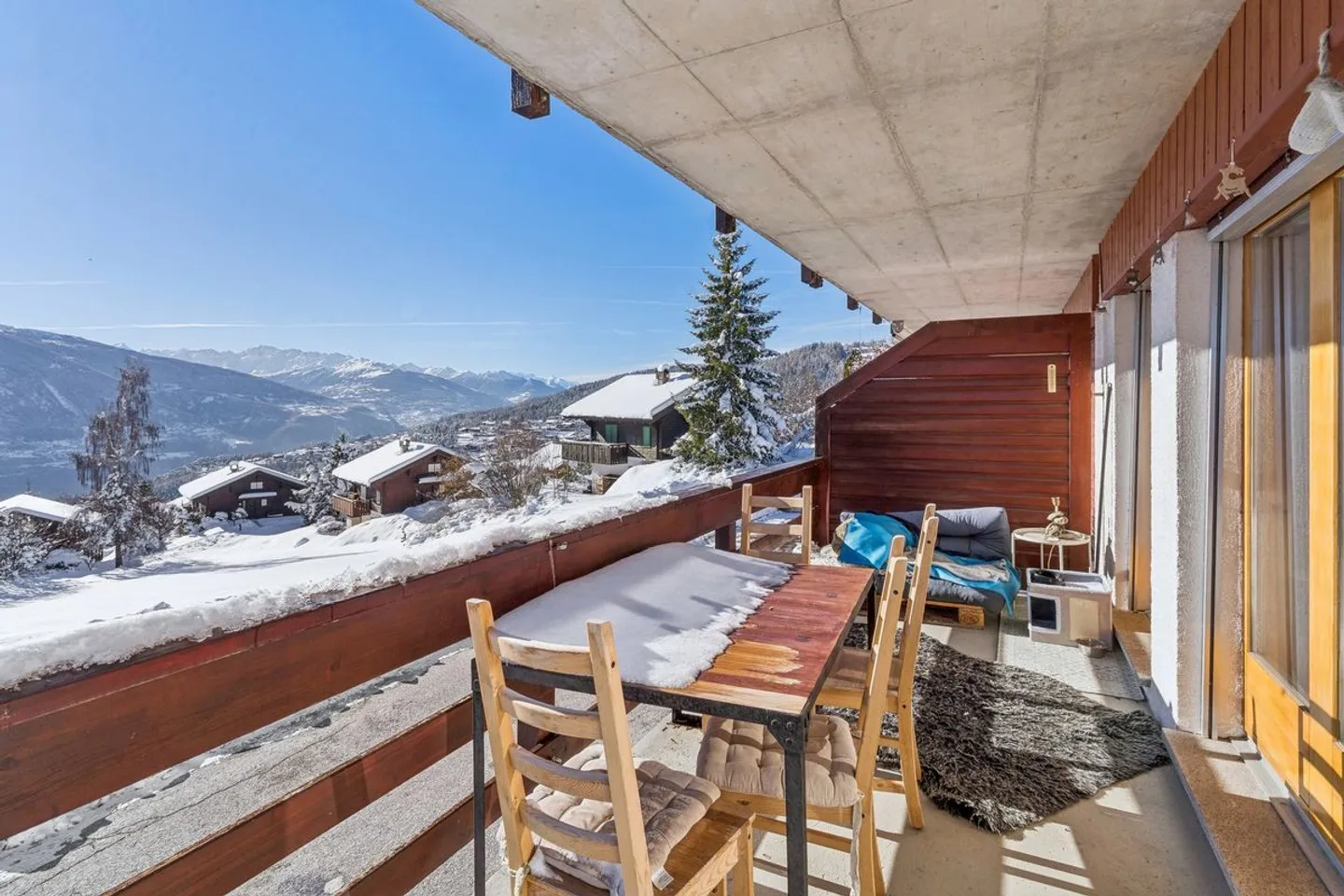 Bright furnished apartment with panoramic view in Crans-Montana - Photo 9 of 10