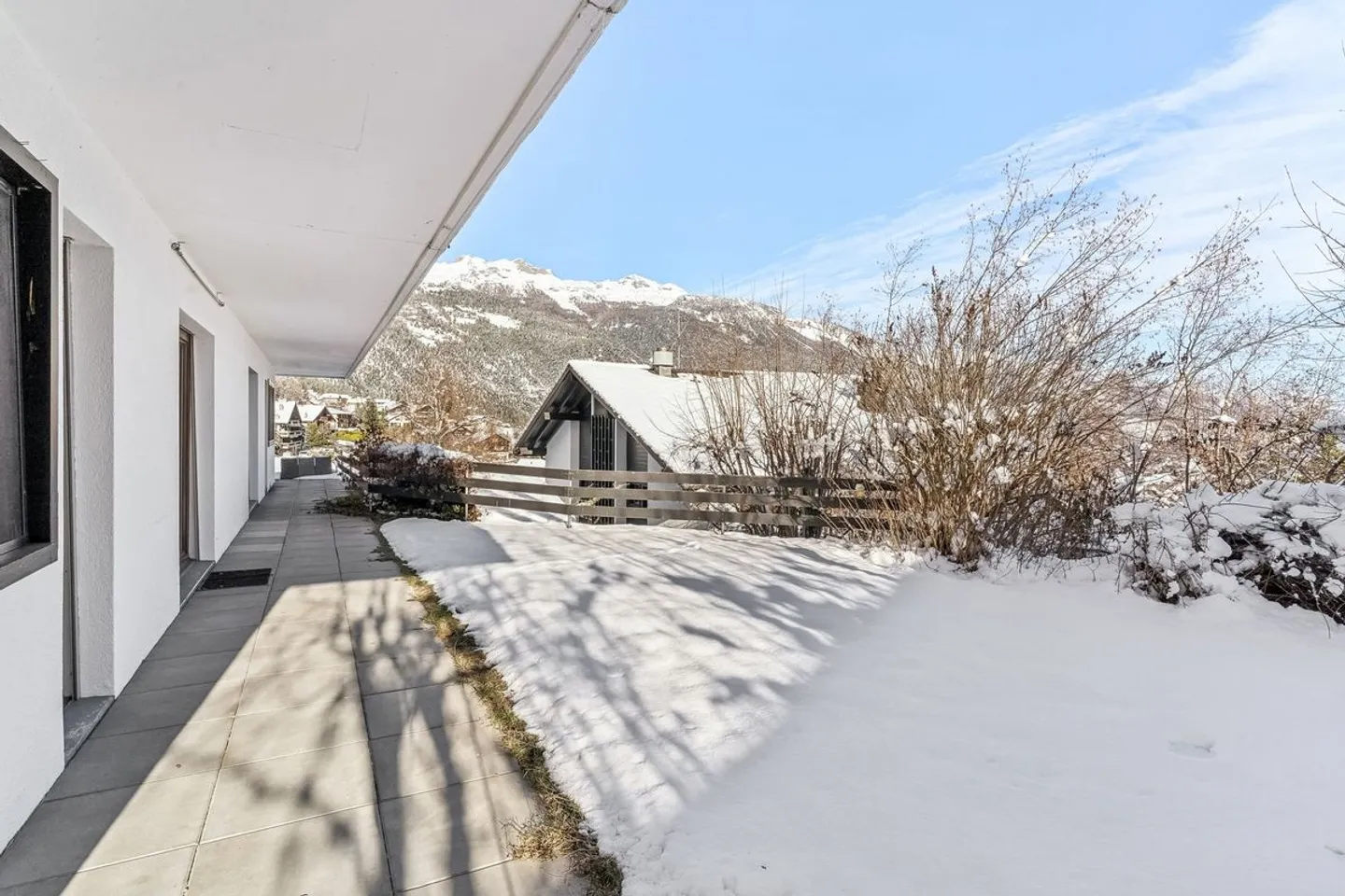 Appartement lumineux de 3.5 pièces avec terrasse et terrain privatif à Mollens - Foto 2 di 10