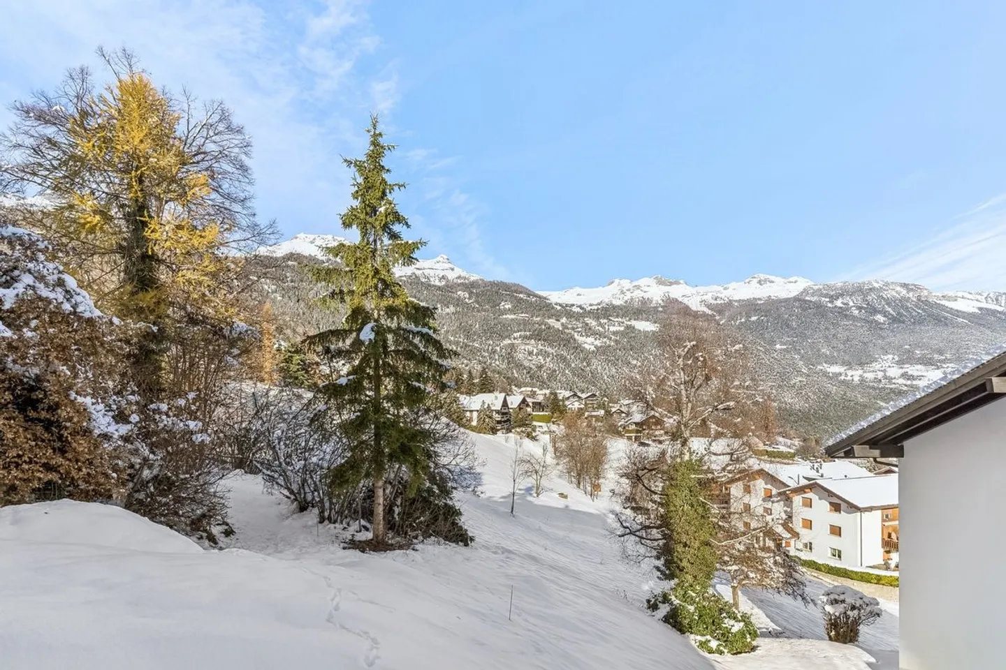 Appartement lumineux de 3.5 pièces avec terrasse et terrain privatif à Mollens - Foto 3 di 10