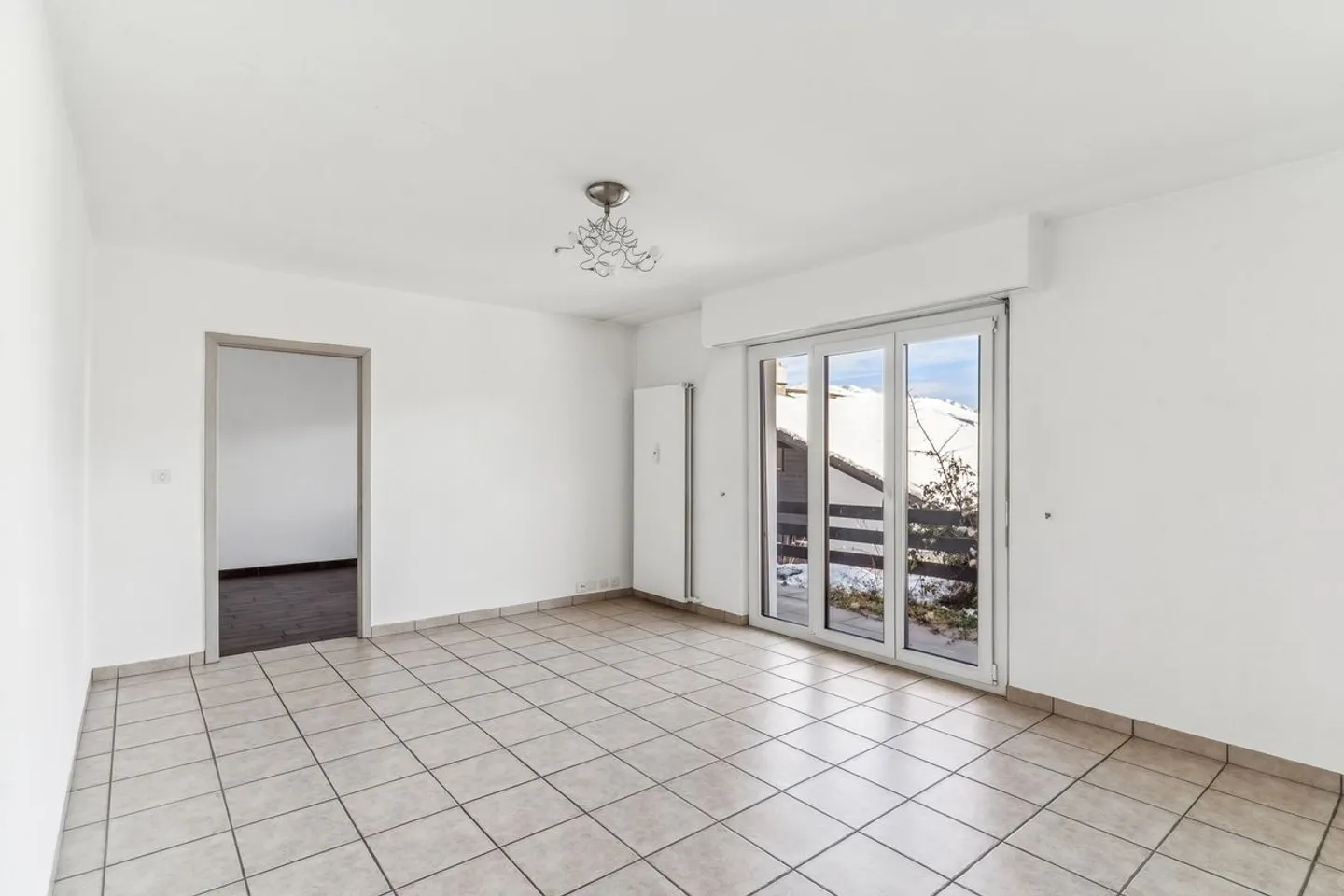 Appartement lumineux de 3.5 pièces avec terrasse et terrain privatif à Mollens - Foto 5 di 10