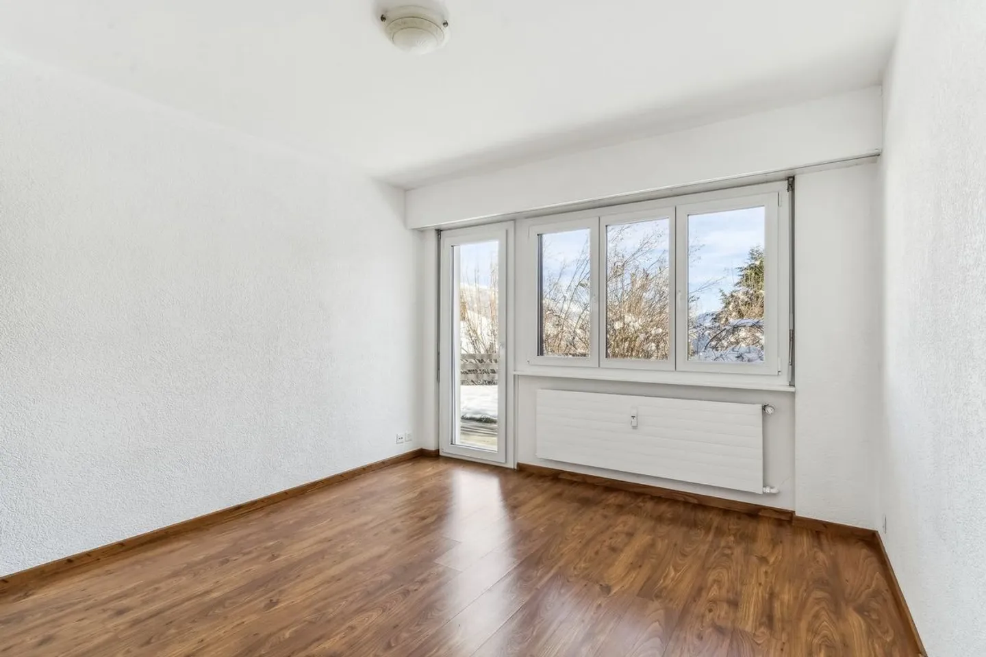 Appartement lumineux de 3.5 pièces avec terrasse et terrain privatif à Mollens - Foto 7 di 10