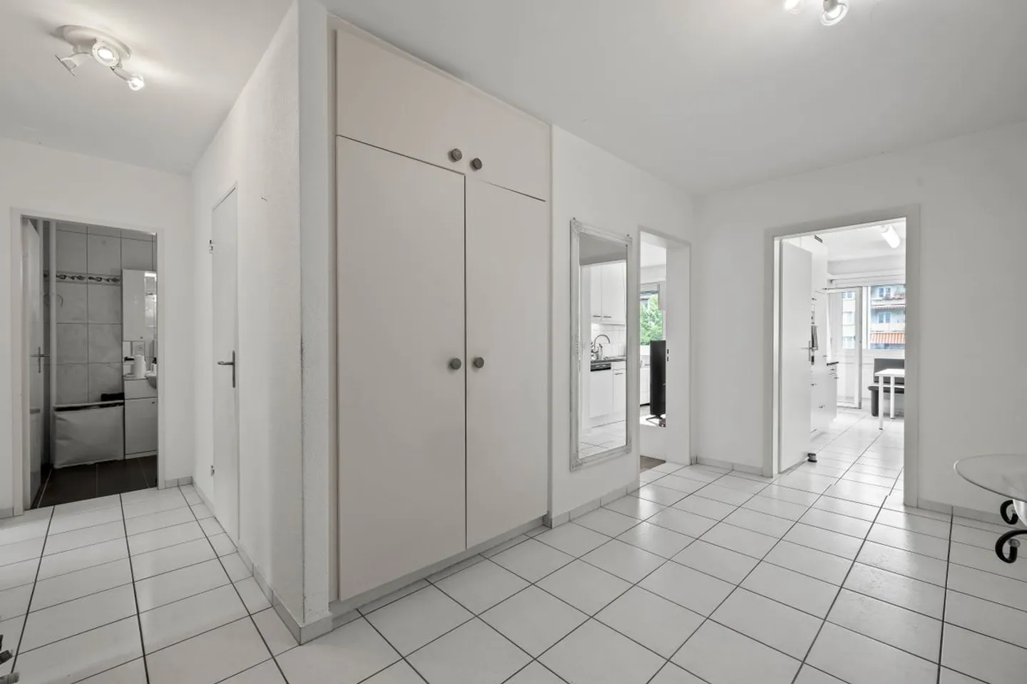 Modern, central and 2 parking spaces included - Photo 2 of 13