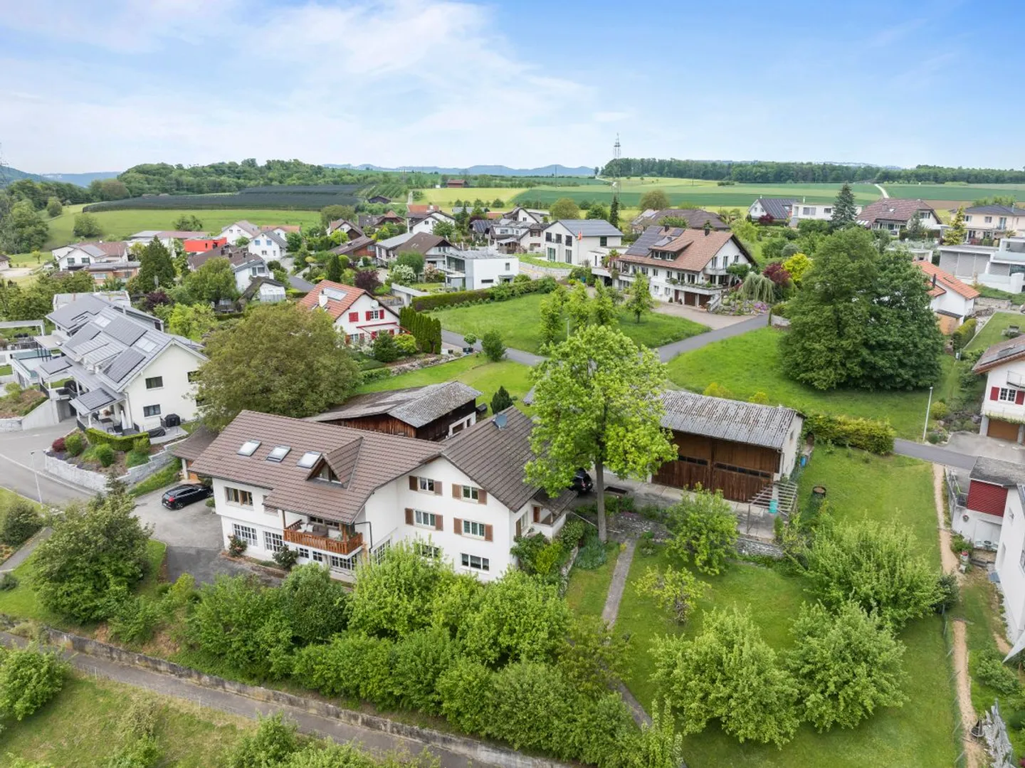 Ampia casa familiare con due appartamenti attaccati, varie opzioni per hobby, parcheggio e stoccaggio, inclusa una parcella di terreno edificabile - Foto 1 di 7