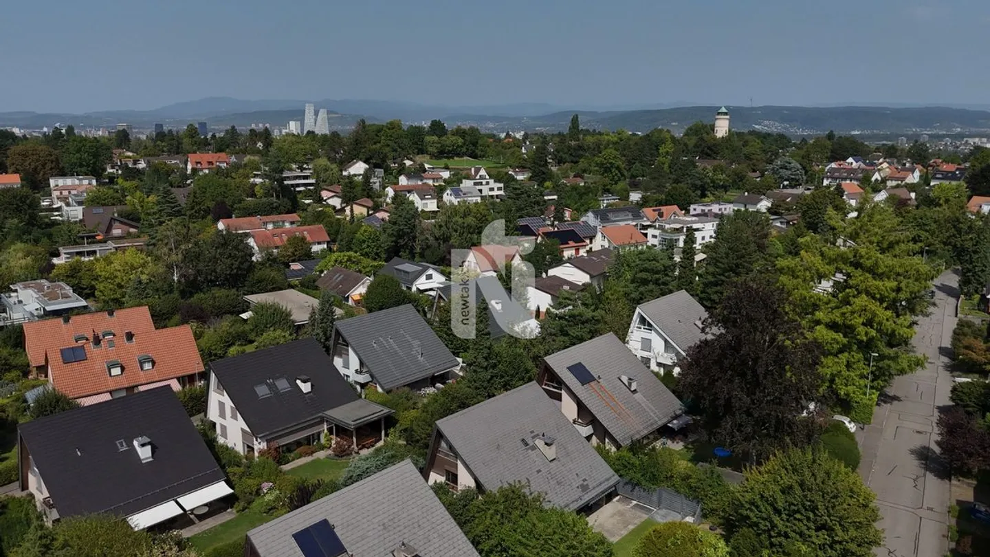 Freistehendes 6.5-Zimmer-Einfamilienhaus auf vier Etagen mit grossem Garten, Garage und Wellnessbereich in ruhiger, exklusiver Lage auf dem Bruderholz - Foto 1 von 13