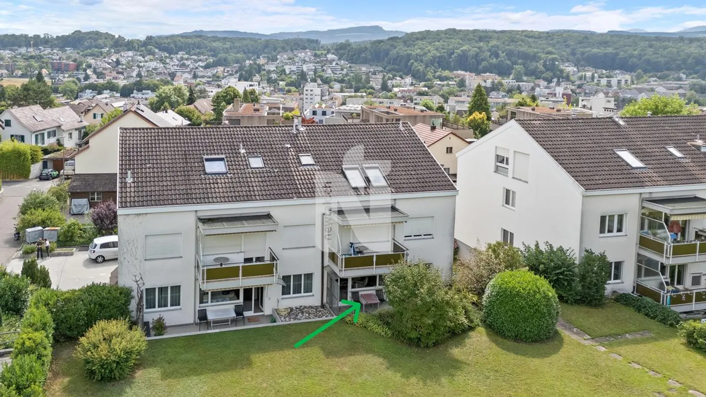 Appartamento attraente di 3,5 locali al piano terra con terrazza, grande giardino comune, sala hobby e posto auto sotterraneo - Foto 1 di 13