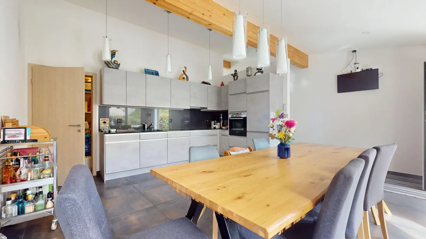 Angrenzende Villa mit Terrasse, Garten und Parkplätzen! - Foto 3 von 12