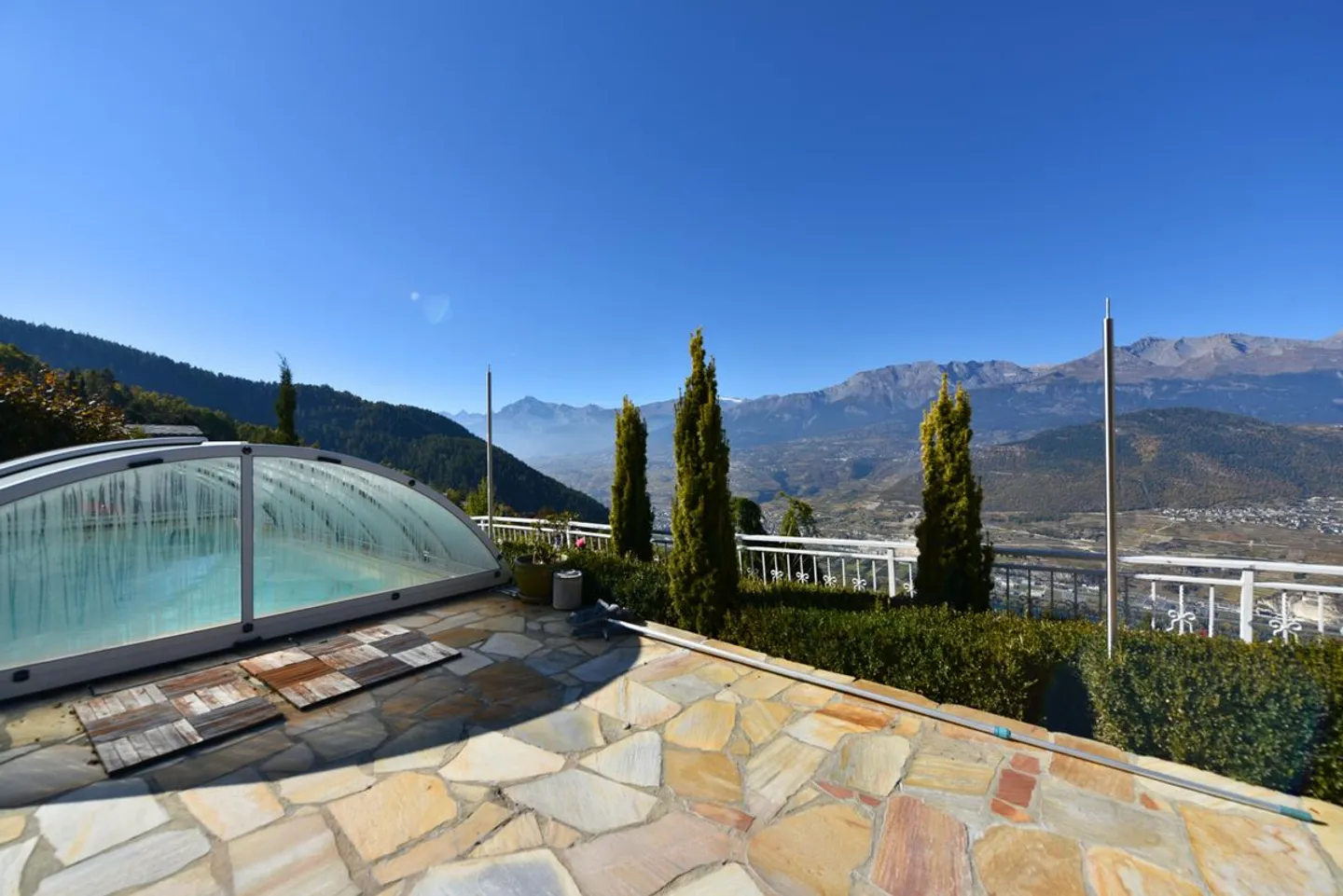 Villa con piscina e vista mozzafiato sulle montagne - Foto 9 di 10