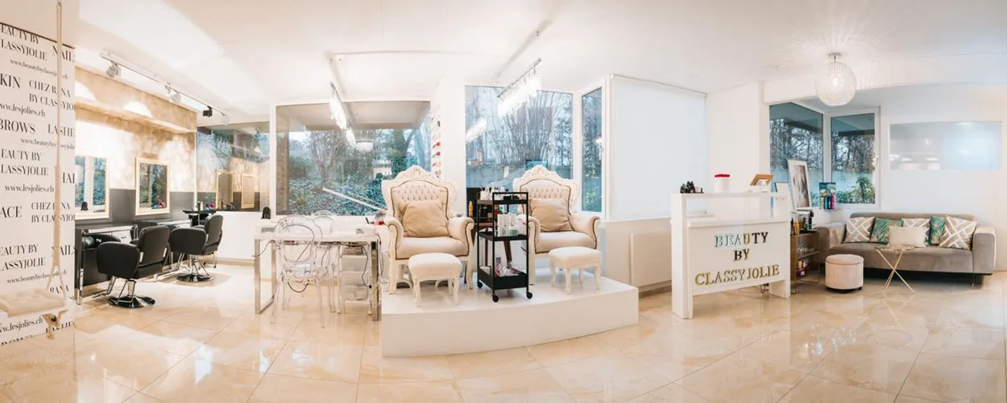 EXQUISITE BEAUTY SALON WITH DIVERSE OFFERS - Photo 3 of 8