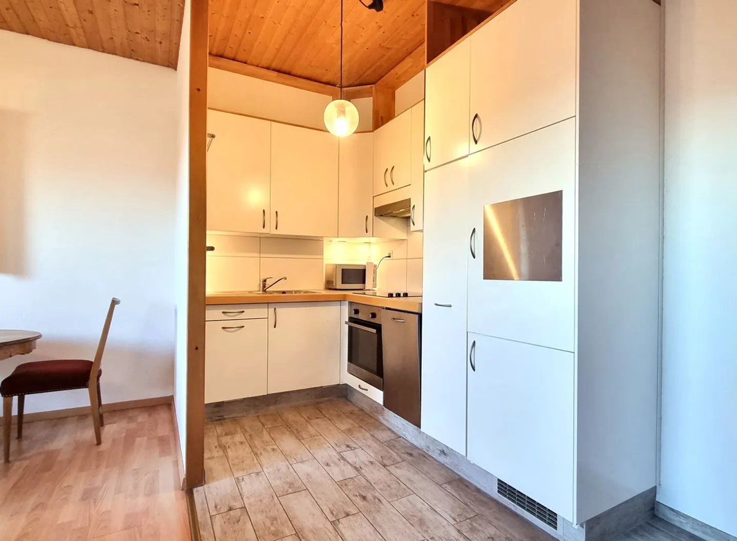 Appartement sous les combles lumineux avec poutres apparentes - Photo 5 sur 13