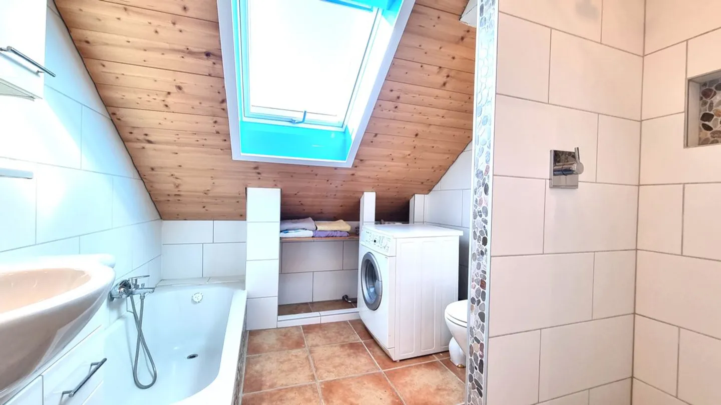 Appartement sous les combles lumineux avec poutres apparentes - Photo 11 sur 13