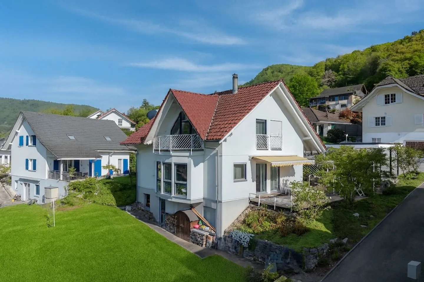 Wohnen im Grünen - Stadtnah - Freistehendes 6.5-Zimmer-Einfamilienhaus, Minergie, Ruhe &amp; Aussicht - Foto 1 von 12