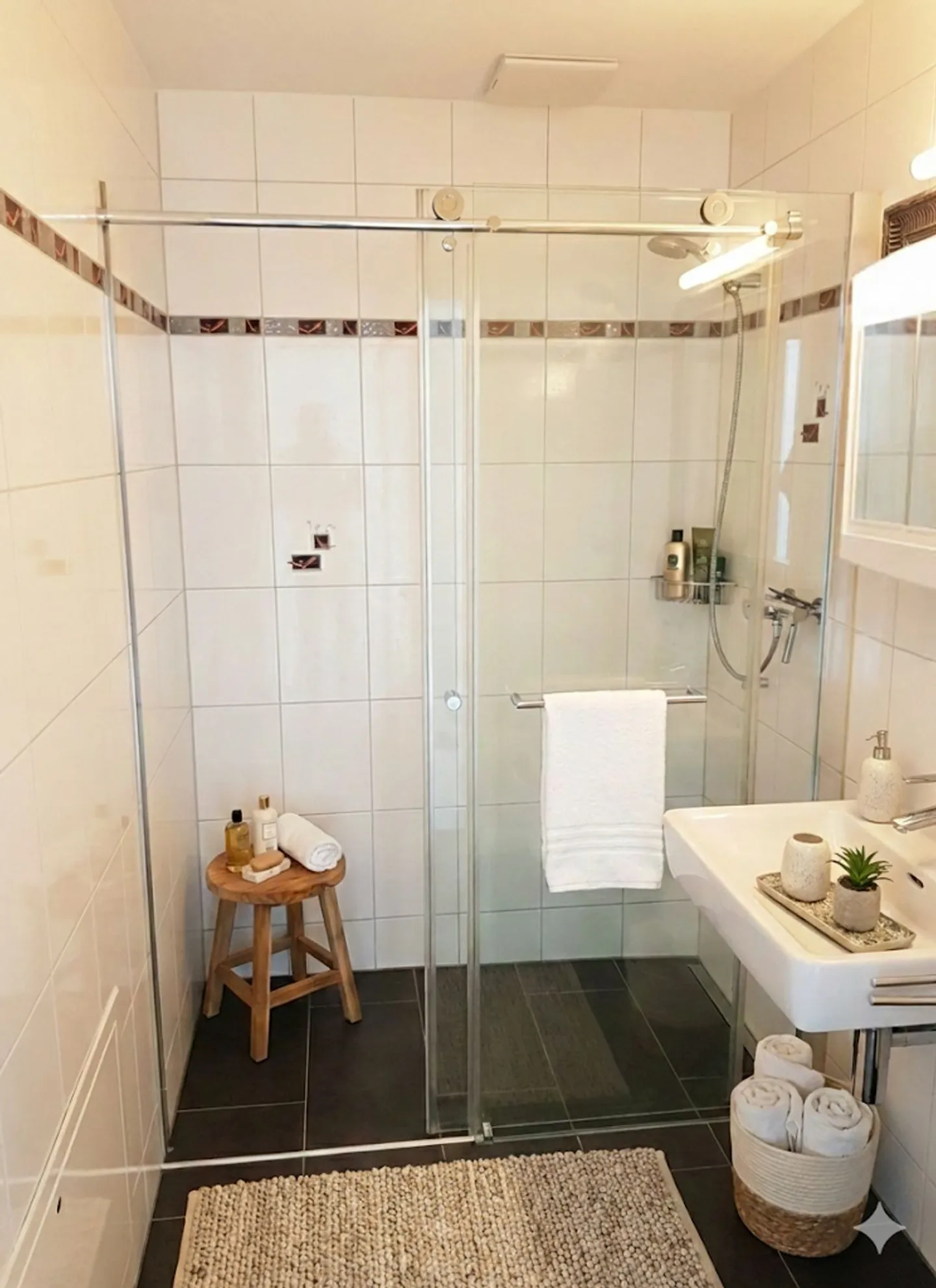 Modern 3.5-room apartment with spacious balcony - centrally located by the train station - Photo 3 of 7