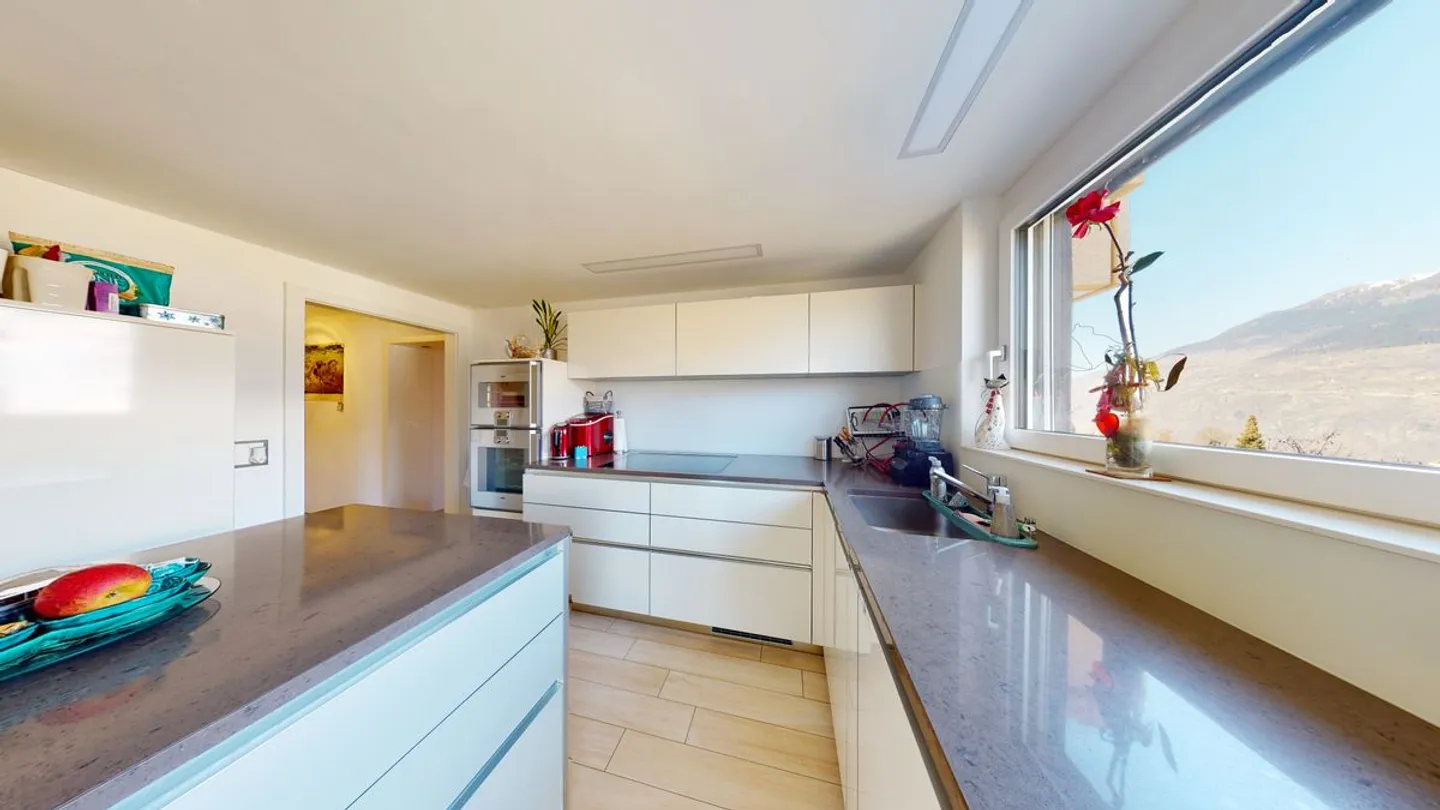 A beautifully renovated 4.5 room condominium for sale - Photo 2 of 9