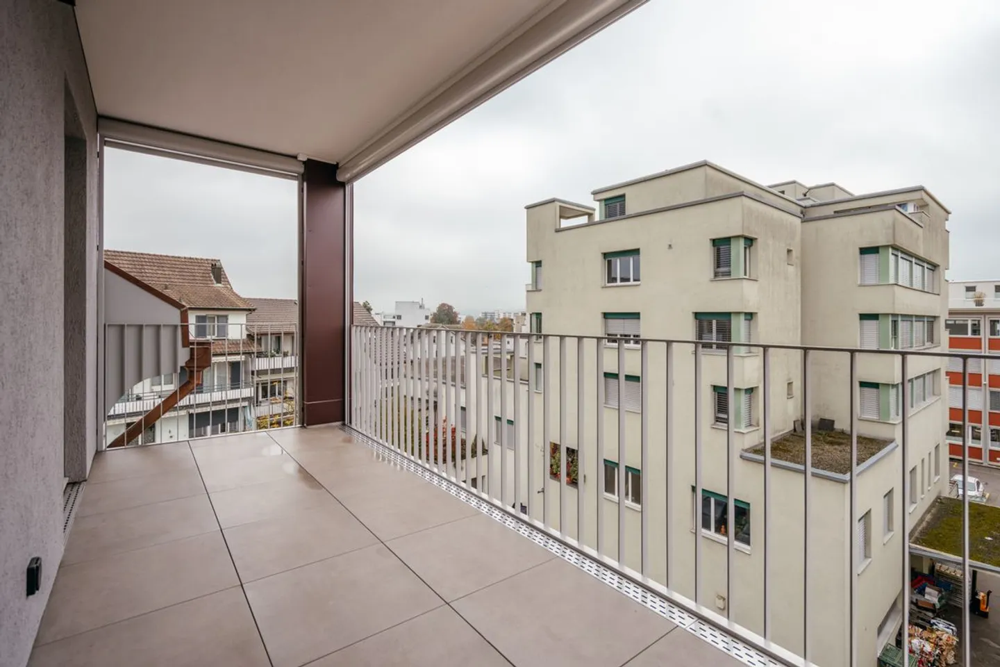 Charmante maisonette de 5 pièces avec galerie, terrasse sur le toit et loggia - Photo 10 sur 13