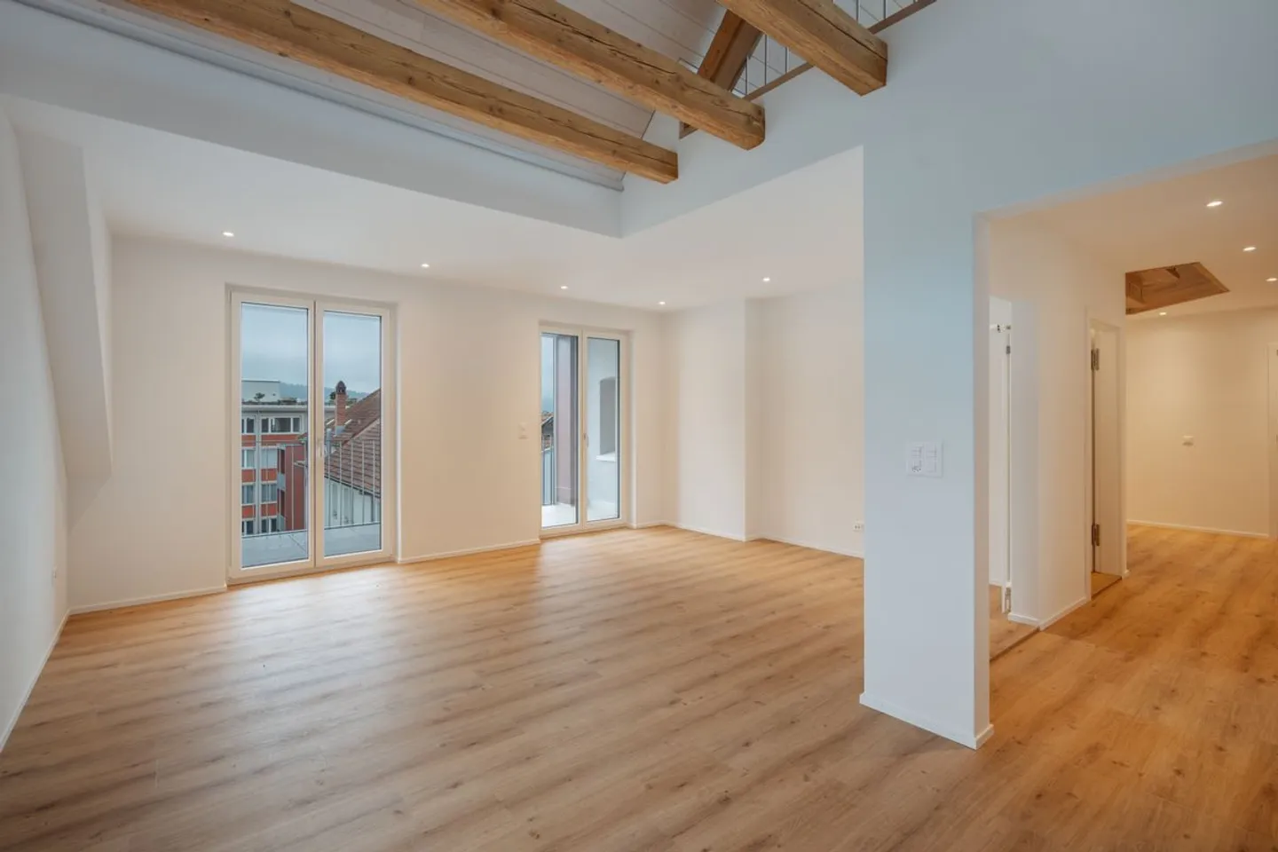 Charmante maisonette de 5 pièces avec galerie, terrasse sur le toit et loggia - Photo 9 sur 13