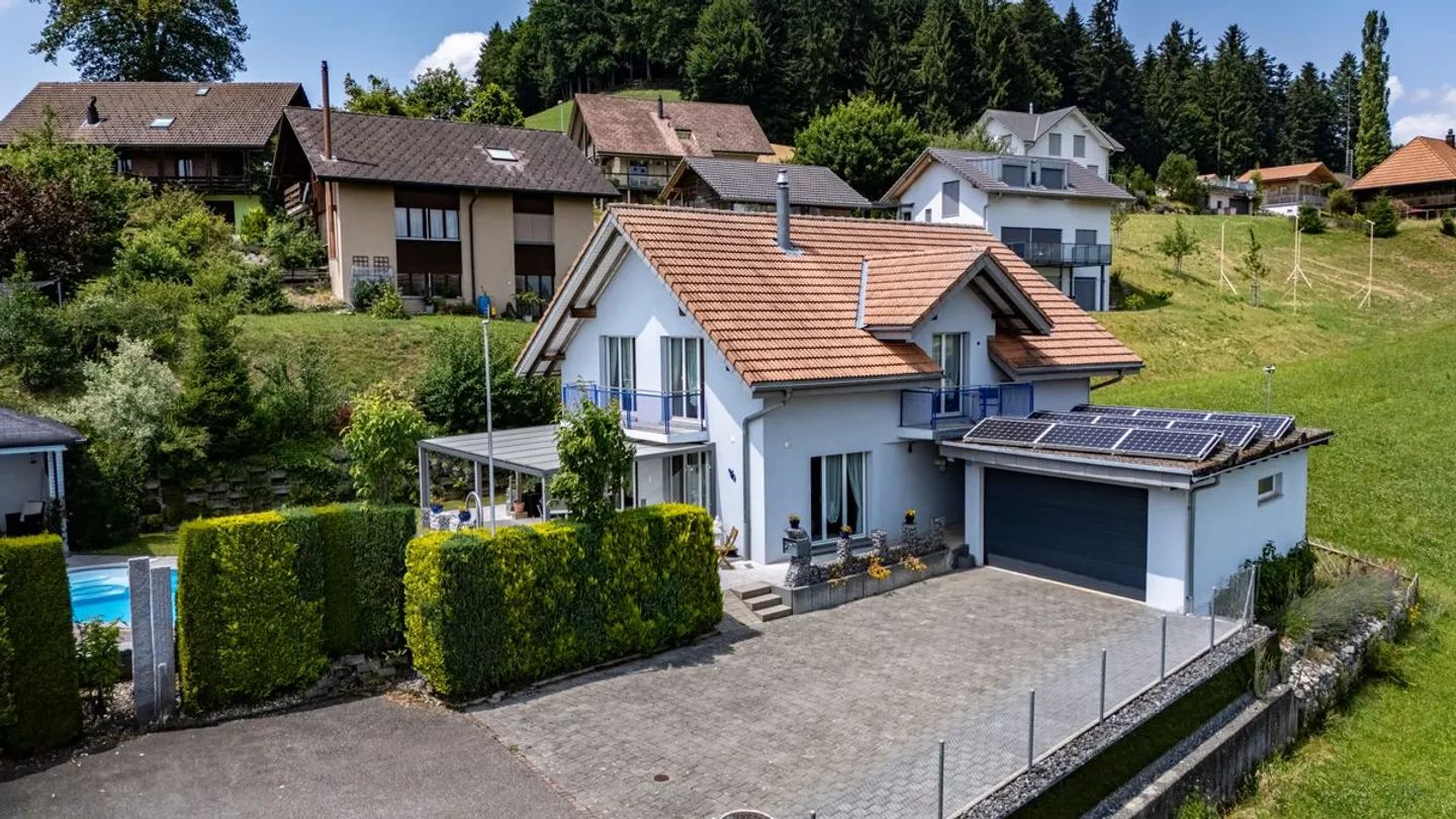 Casa unifamiliare indipendente con vista panoramica, piscina e giardino - efficiente dal punto di vista energetico e situata in posizione tranquilla - Foto 1 di 10