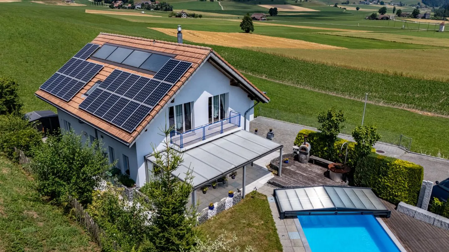 Casa unifamiliare indipendente con vista panoramica, piscina e giardino - efficiente dal punto di vista energetico e situata in posizione tranquilla - Foto 2 di 10