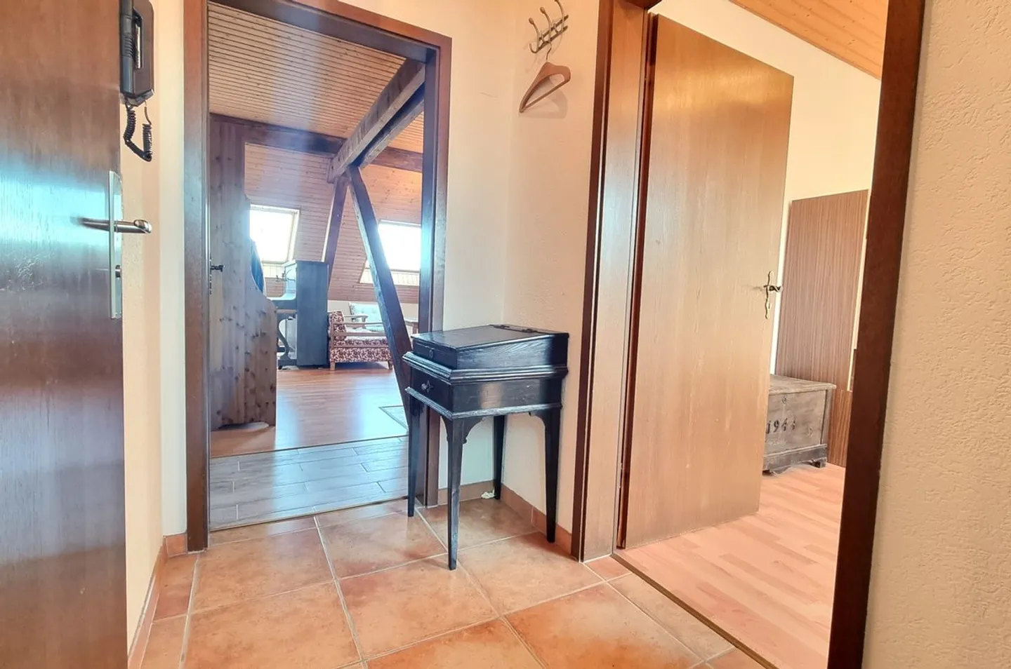Appartement sous les combles lumineux avec poutres apparentes - Photo 3 sur 13