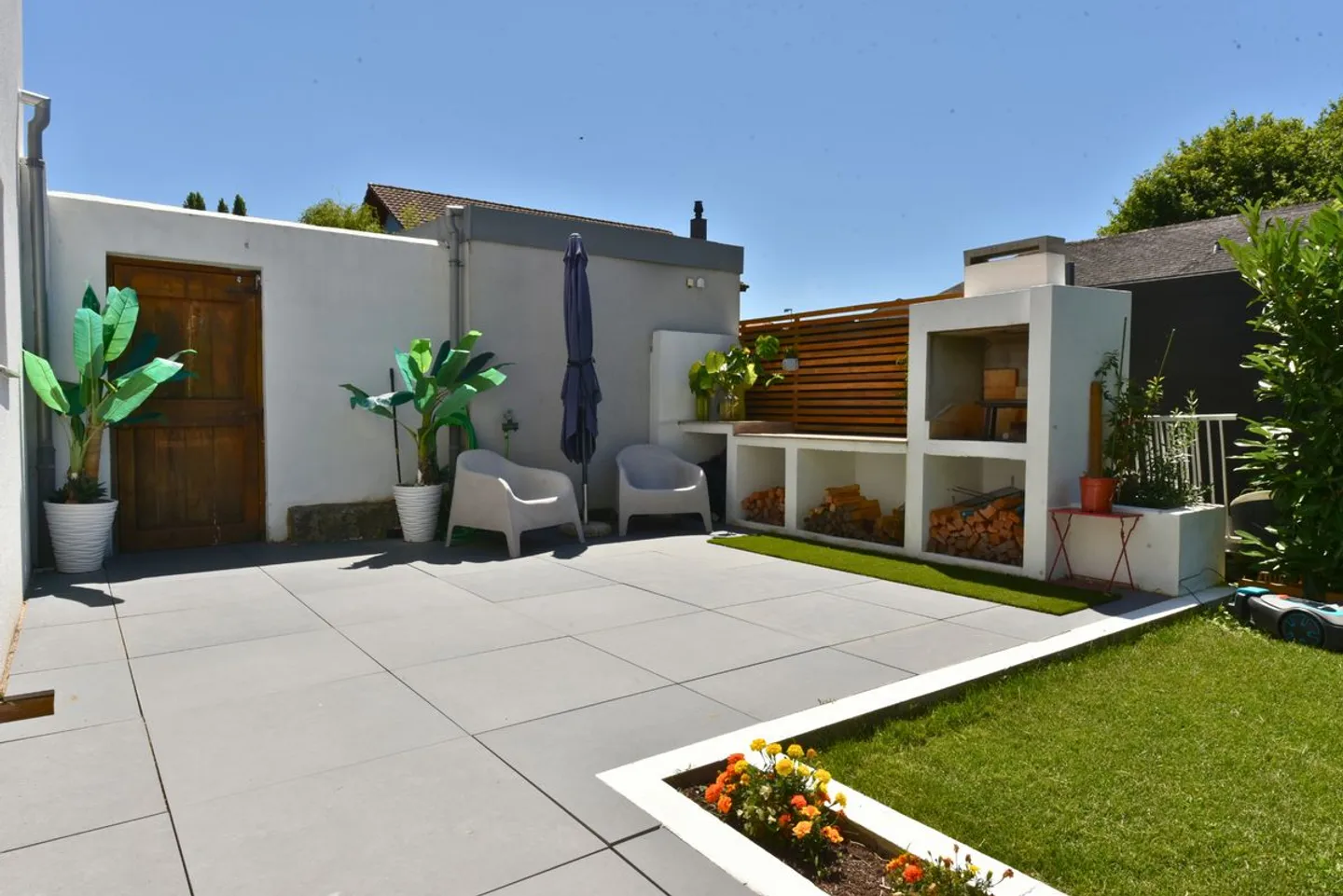 Contemporary villa with pool and lake view - Photo 10 of 13