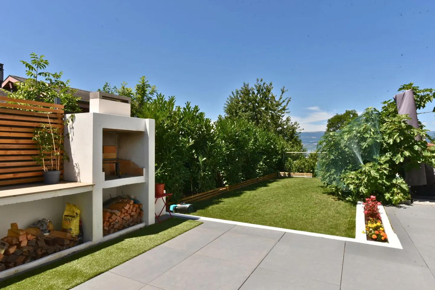 Contemporary villa with pool and lake view - Photo 13 of 13