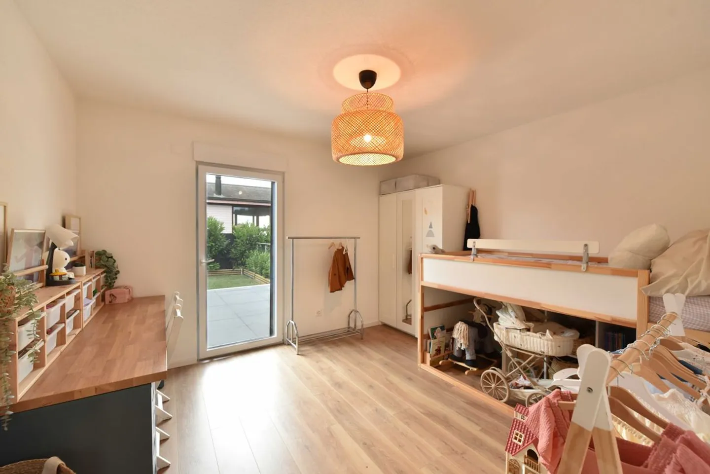 Contemporary villa with pool and lake view - Photo 7 of 13