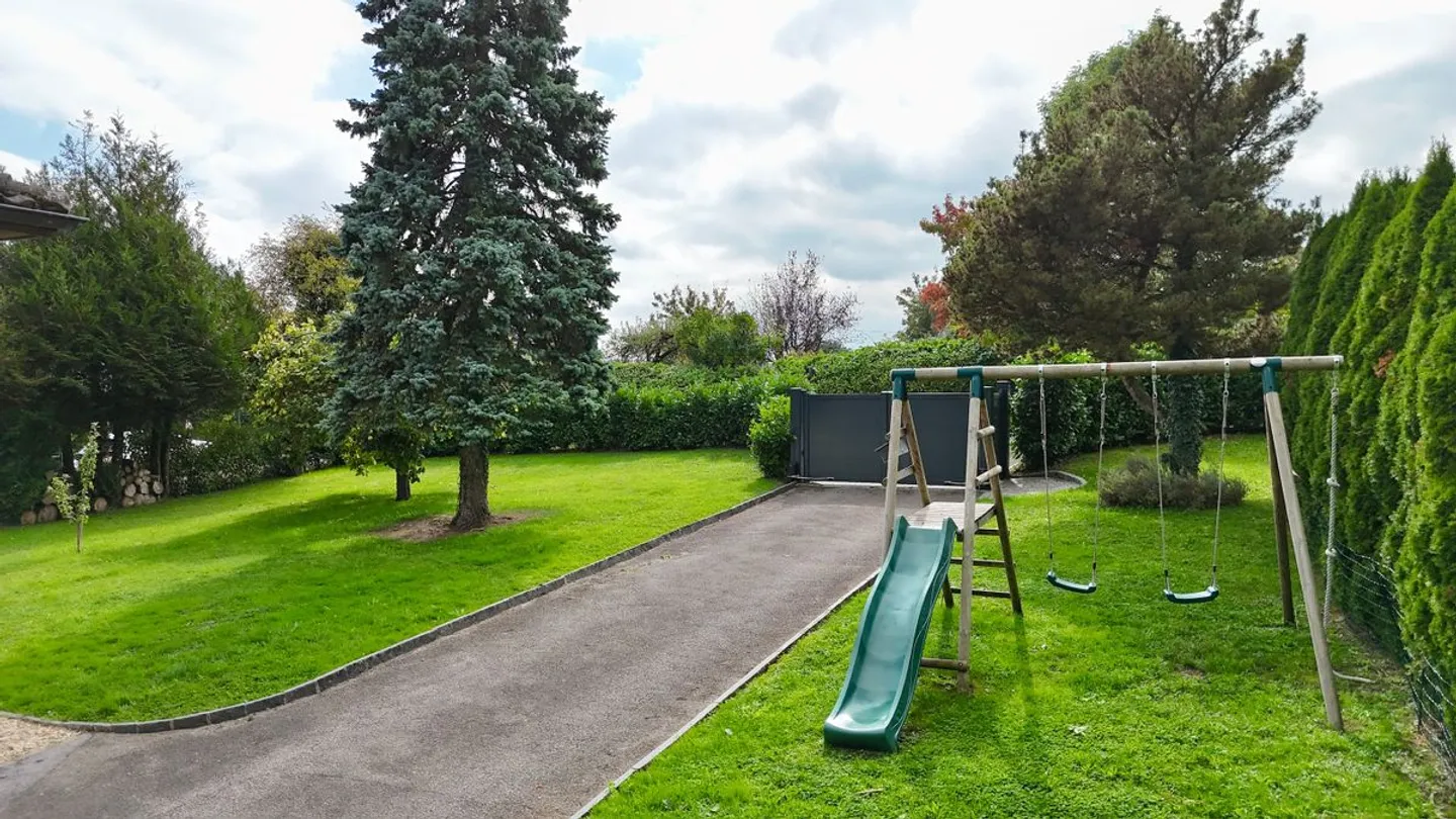 Beautiful Detached Villa Close to the Train Station - Photo 2 of 11