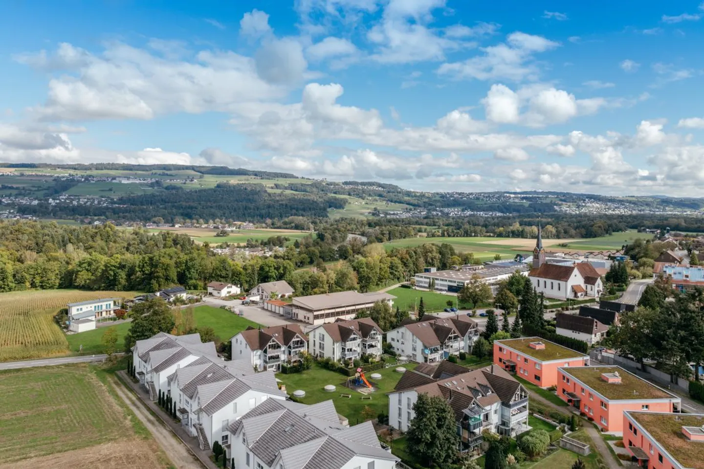 Appartement sous les combles attrayant de 3½ pièces avec locataires existants - Photo 3 sur 12