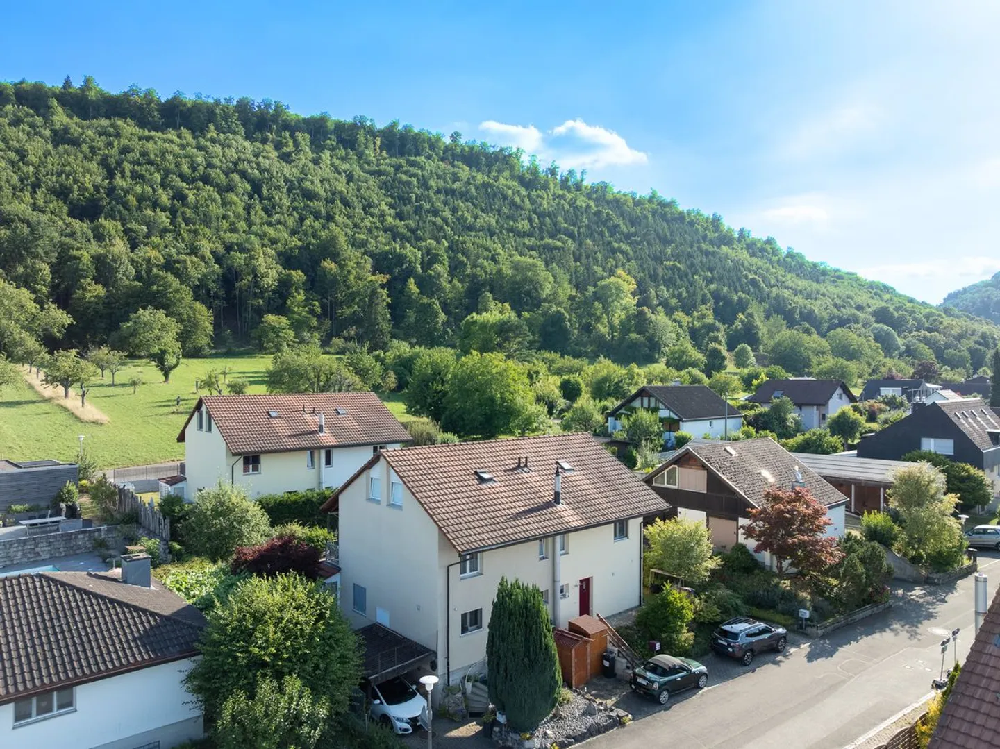Charmantes halb freistehendes 5.5-Zi-Einfamilienhaus -familienfreundlich, ruhig, sonnig - Foto 1 von 13