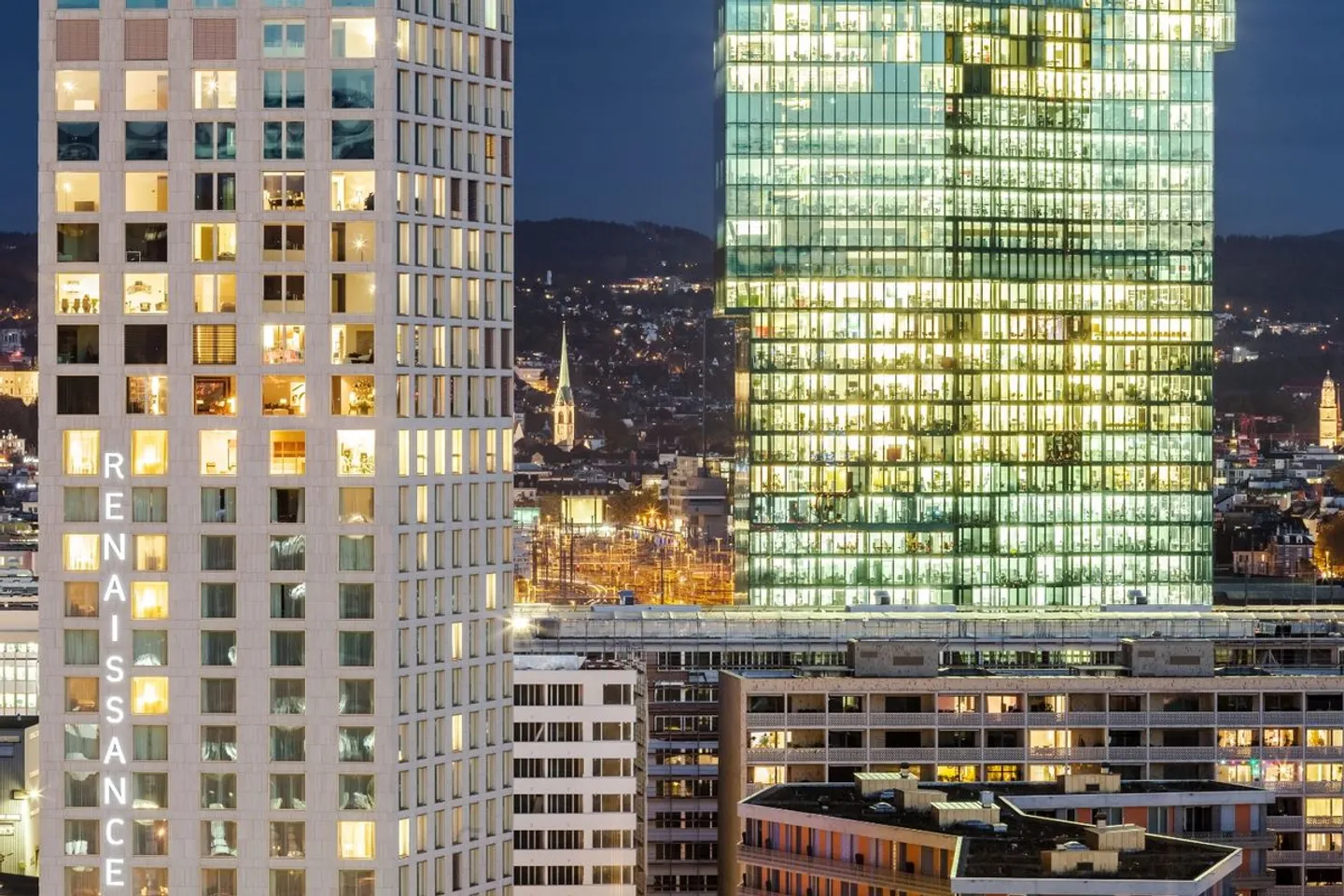 HOCH ÜBER DEN DÄCHERN VON ZÜRICH - Photo 1 sur 13