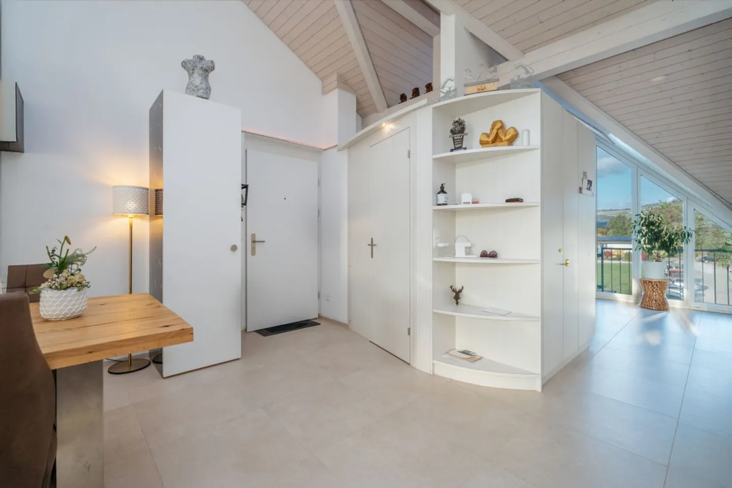 Appartement sous les combles attrayant de 3½ pièces avec locataires existants - Photo 4 sur 12