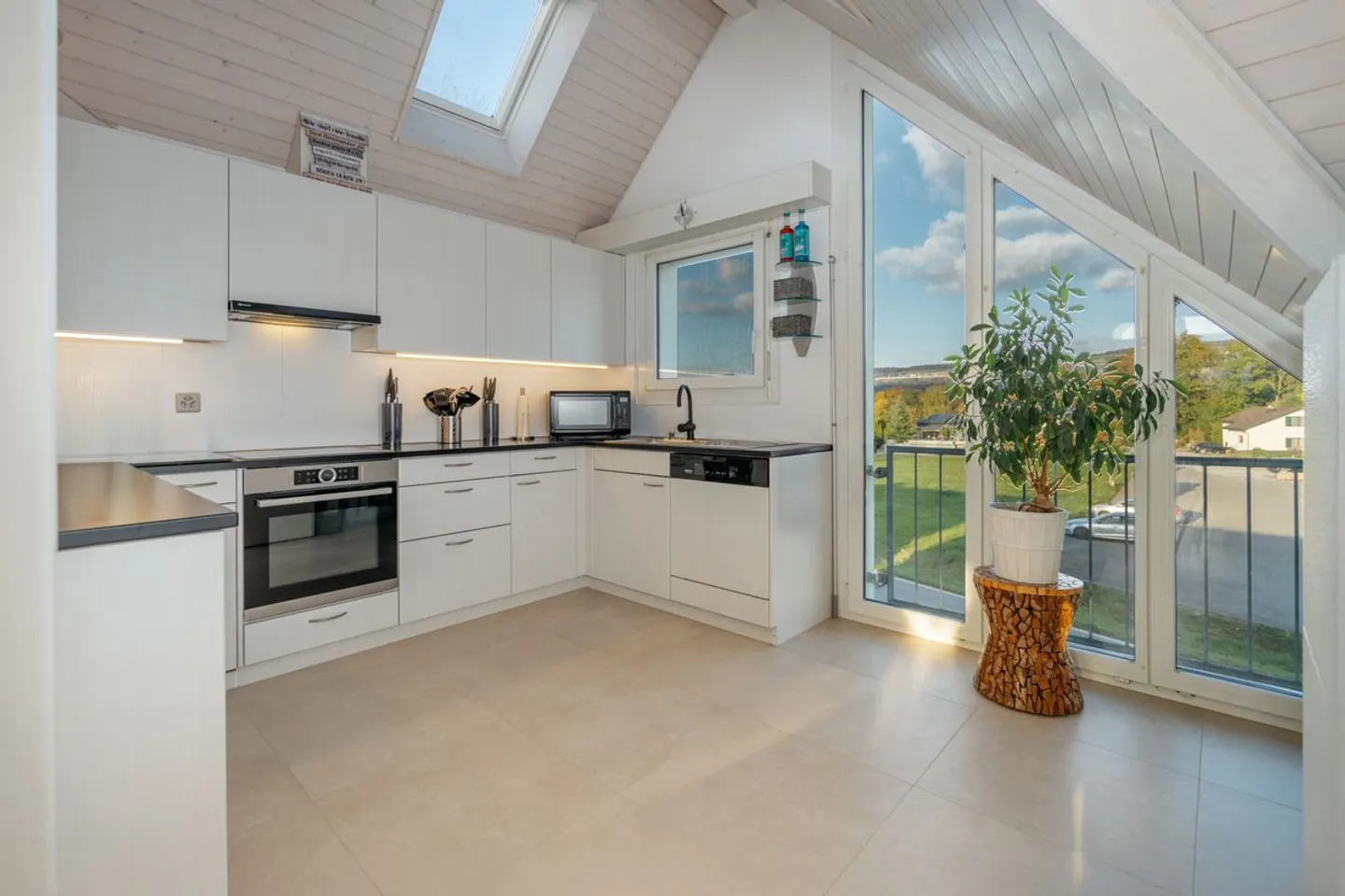 Appartement sous les combles attrayant de 3½ pièces avec locataires existants - Photo 5 sur 12