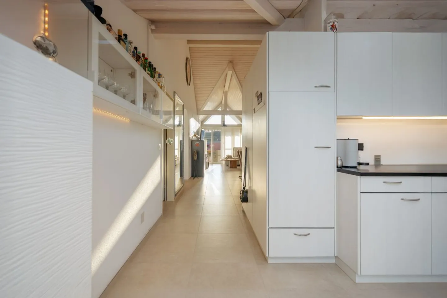 Appartement sous les combles attrayant de 3½ pièces avec locataires existants - Photo 6 sur 12