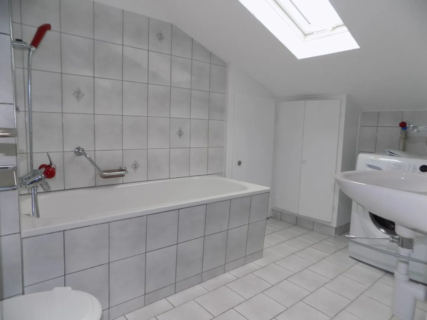 Charmante maison individuelle nécessitant des rénovations avec un appartement séparé, grand jardin et garage. - Photo 4 sur 10