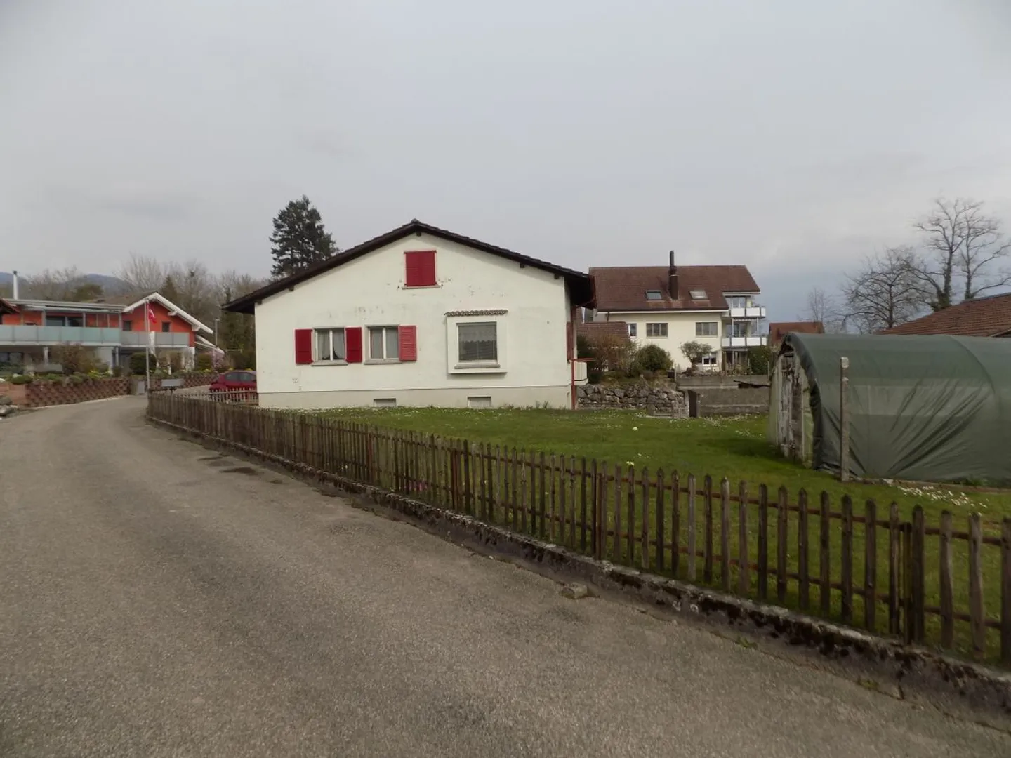 Charmante maison individuelle nécessitant des rénovations avec un appartement séparé, grand jardin et garage. - Photo 1 sur 10