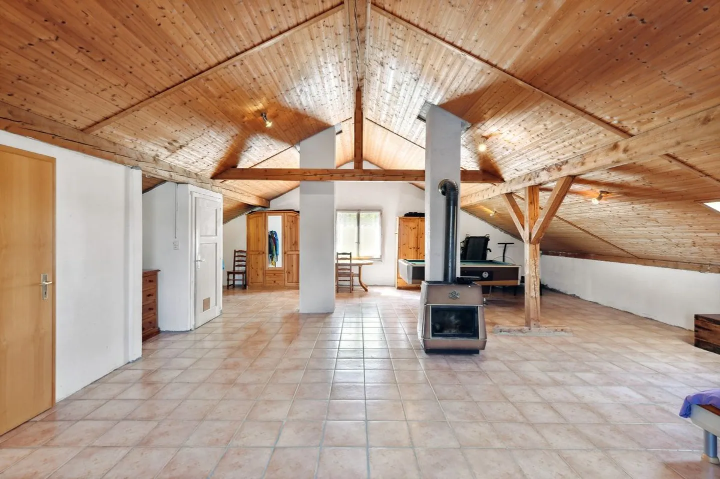 Individual villa with large independent studio and multiple possibilities on large plot - Photo 10 of 12