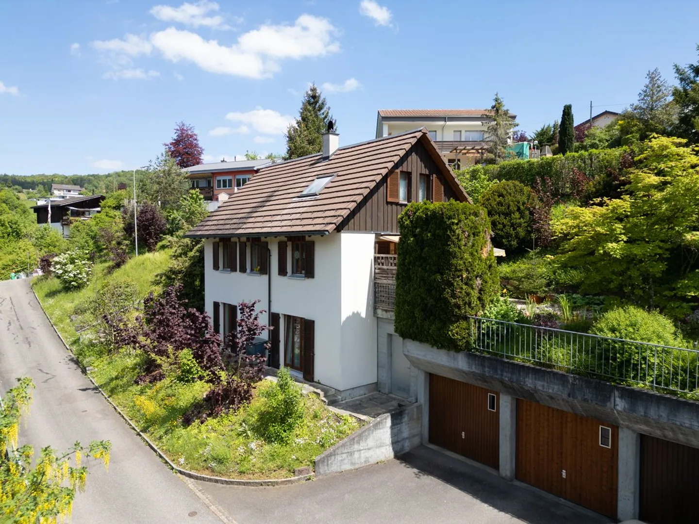 Freistehendes 5.5-Zi-Einfamilienhaus mit Aussicht, Charme und zwei Wege zum Glück - Foto 1 von 13