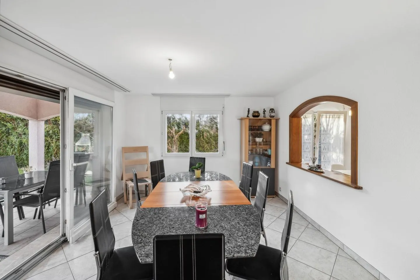 Charmante Familienvilla in einem Wohngebiet - Foto 2 von 4