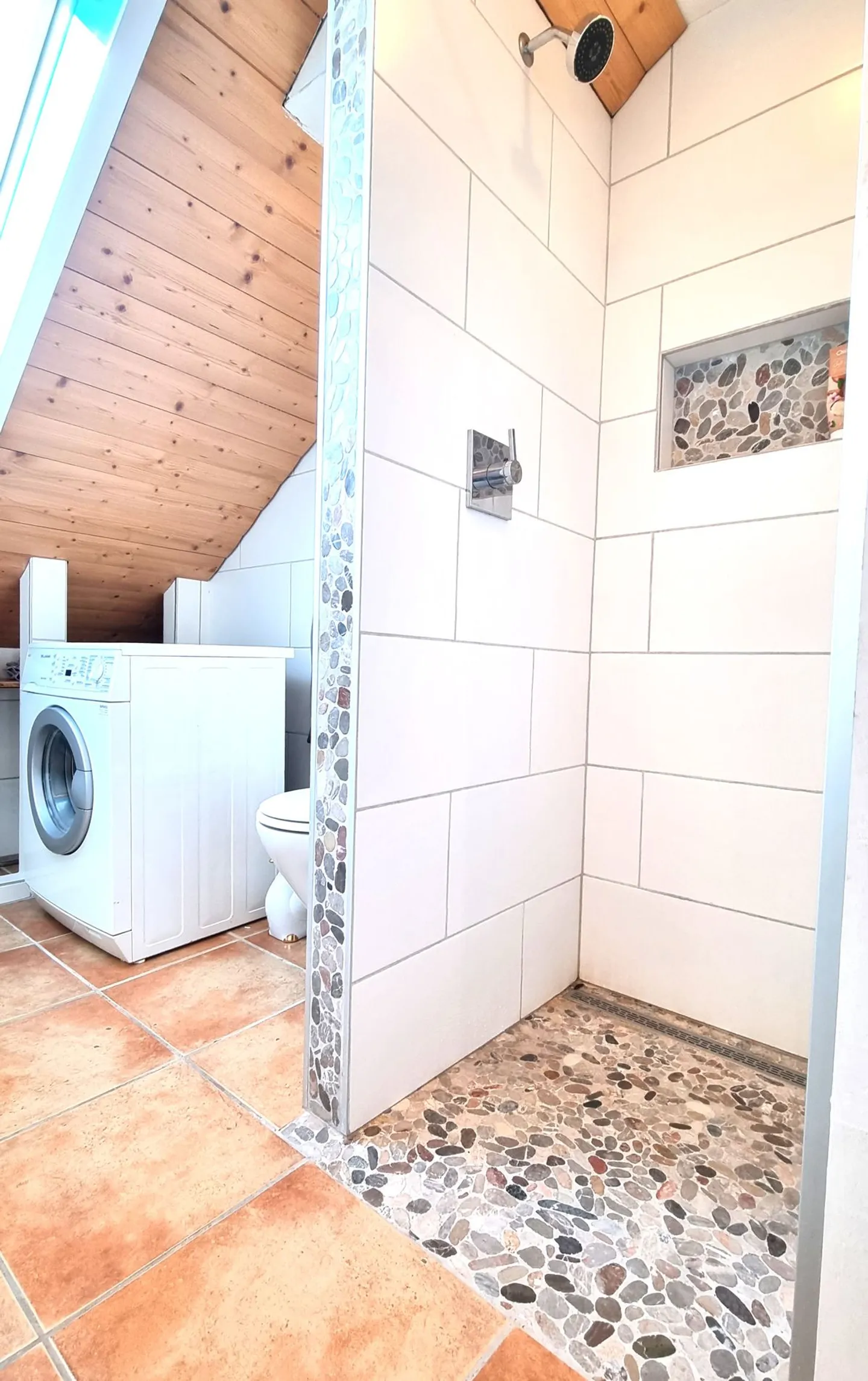 Appartement sous les combles lumineux avec poutres apparentes - Photo 12 sur 13