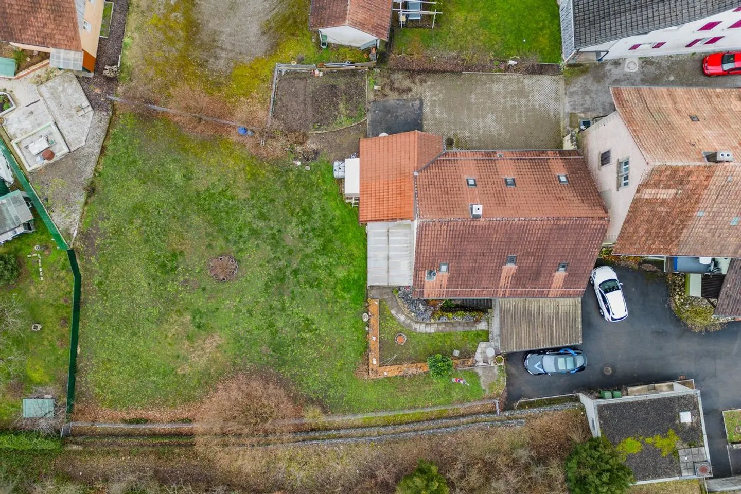 Ristrutturato di alta qualità con riserva di terreno edificabile - Foto 3 di 7