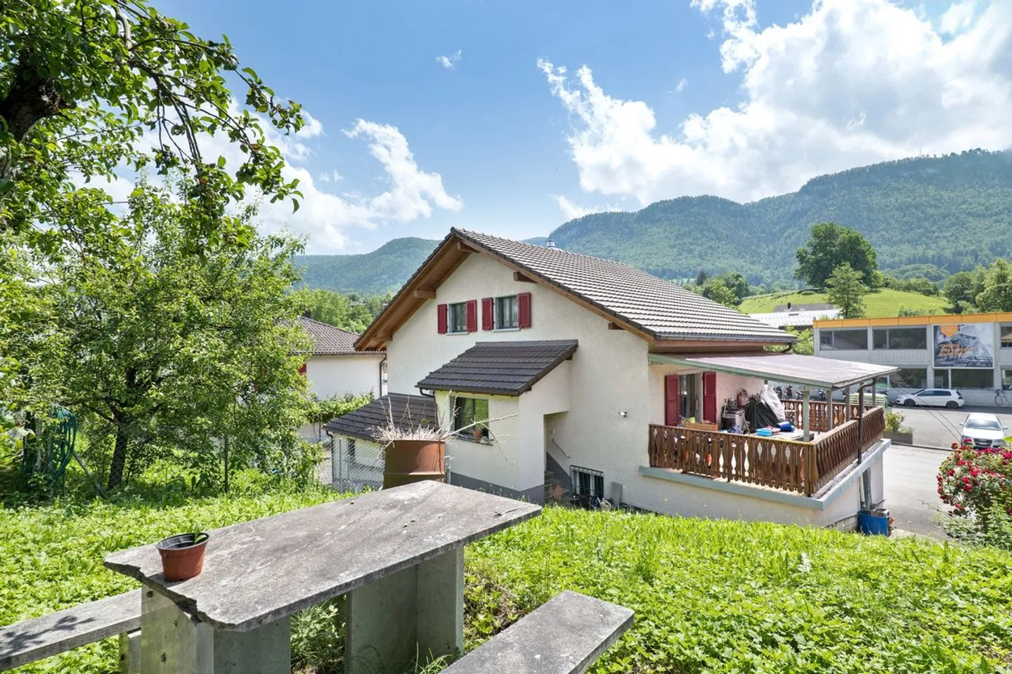 Großes, vollständig renoviertes 6,5-Zimmer-Haus am Eingang des Dorfes Eschert - Foto 2 von 7