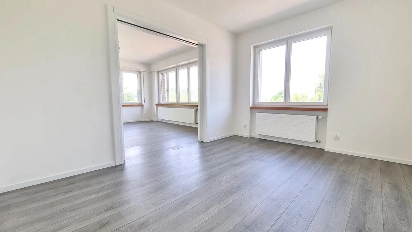 Appartamento ristrutturato di 5 stanze con due balconi - Foto 3 di 12