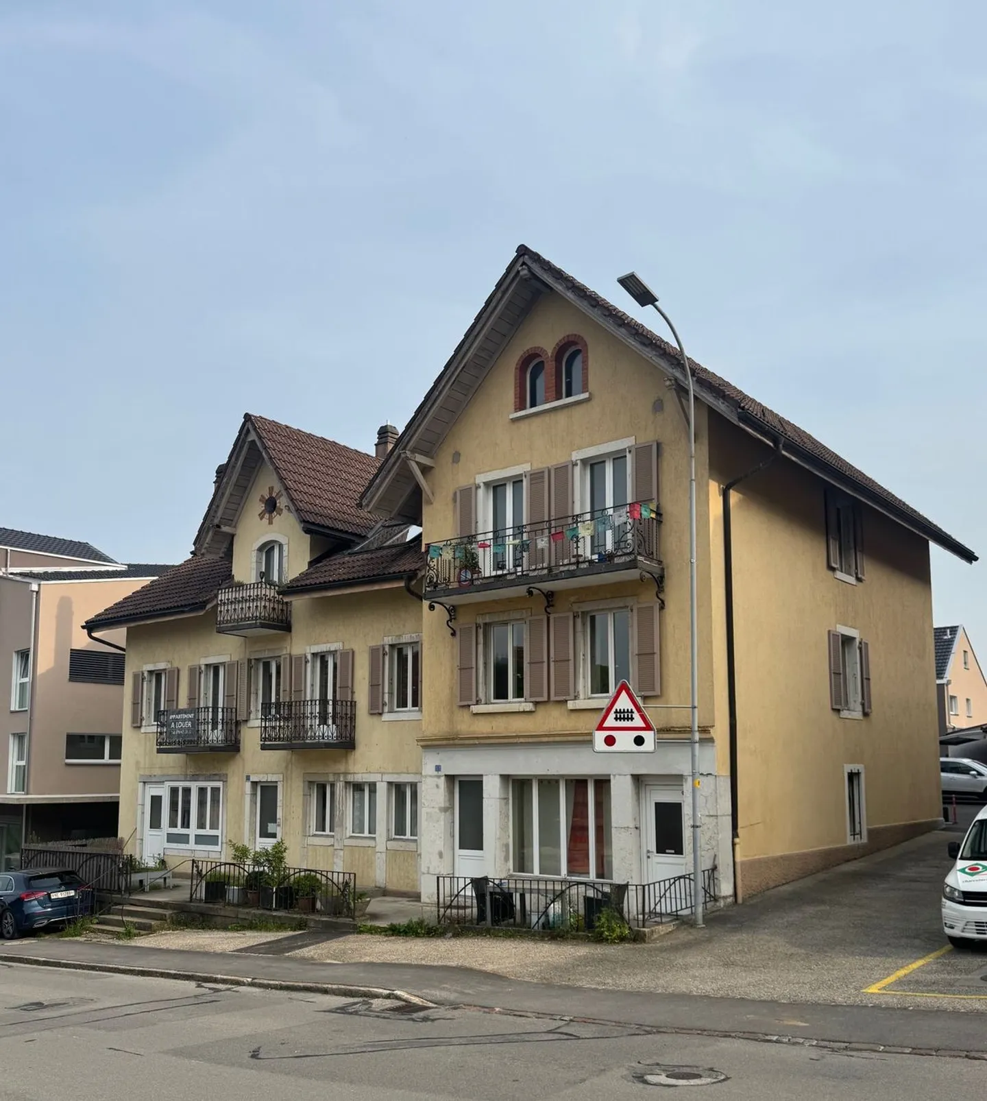 Charming income-generating building - Photo 1 of 13