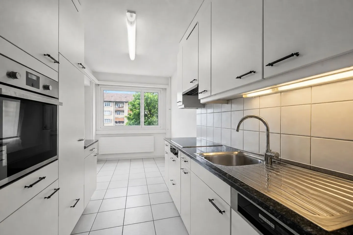 Modern, central and 2 parking spaces included - Photo 4 of 13